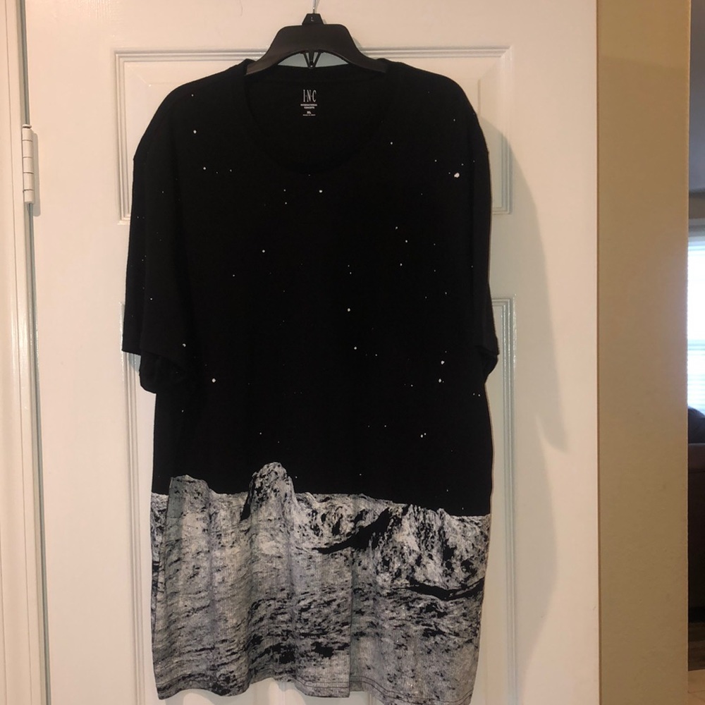 NWT Mens Size XL INC knit oversized shirt. The bottom is like shimmering snow